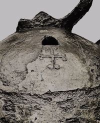 Glocken-Schulter der Canino-Glocke mit ausgeformten Dreieck, Foramen genannt, und Kreuz