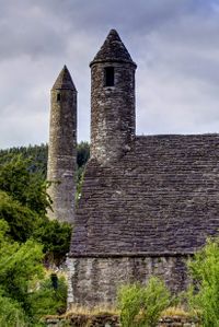 Zwei irische Rundtürme, Klosterkirche von St. Kevins Kirche, Glendalough, Irland, um 1000